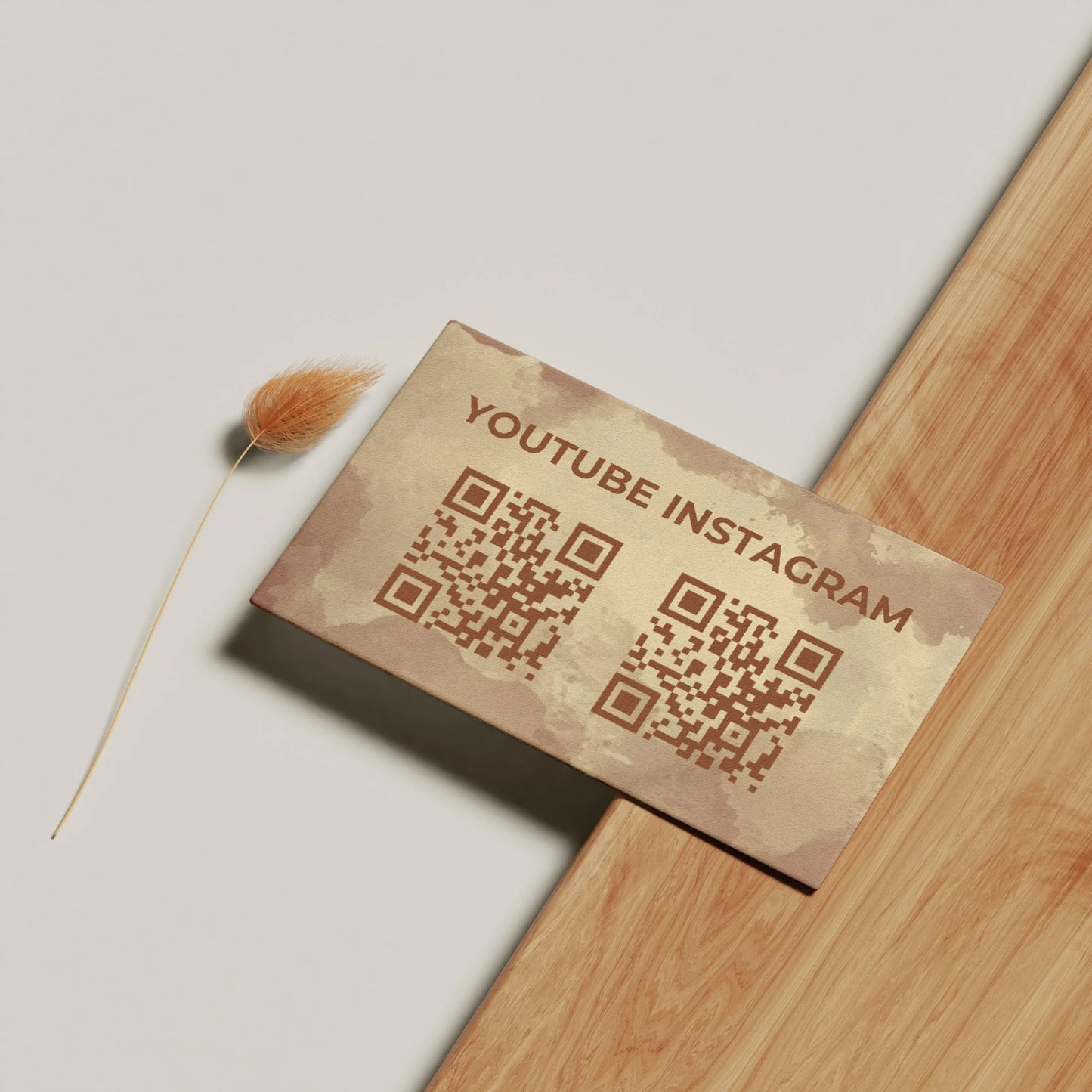 Rückseite einer Boho Visitenkarten Vorlage in Beige mit zwei QR-Codes für YouTube und Instagram im natürlichen Aquarell-Design, bearbeitbar in Canva – Louvion.de