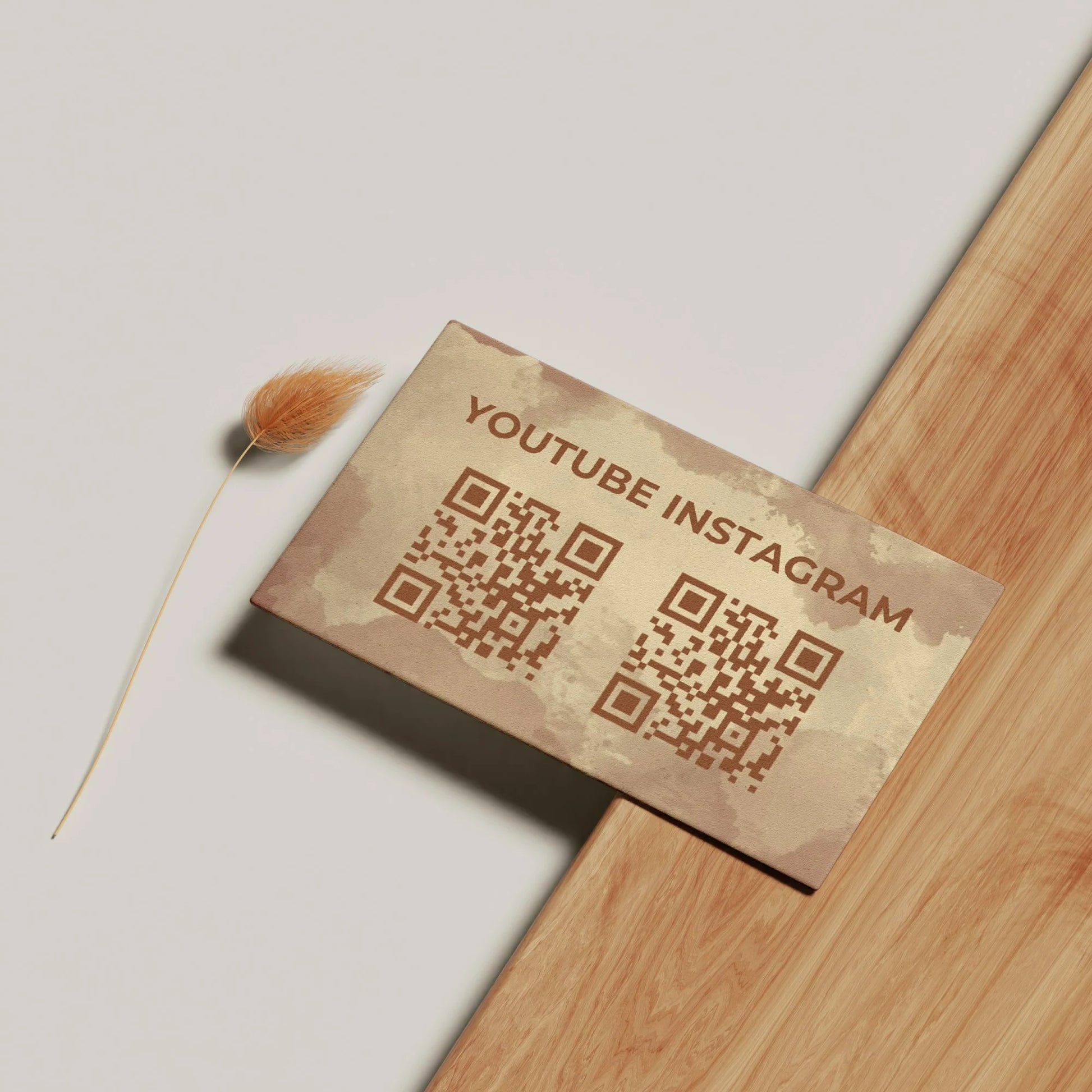 Rückseite einer Boho Visitenkarten Vorlage in Beige mit zwei QR-Codes für YouTube und Instagram im natürlichen Aquarell-Design, bearbeitbar in Canva – Louvion.de