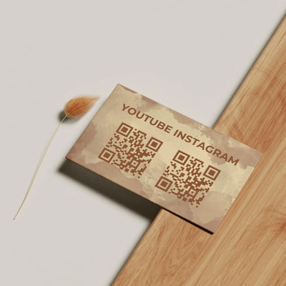 Rückseite einer Boho Visitenkarten Vorlage in Beige mit zwei QR-Codes für YouTube und Instagram im natürlichen Aquarell-Design, bearbeitbar in Canva – Louvion.de