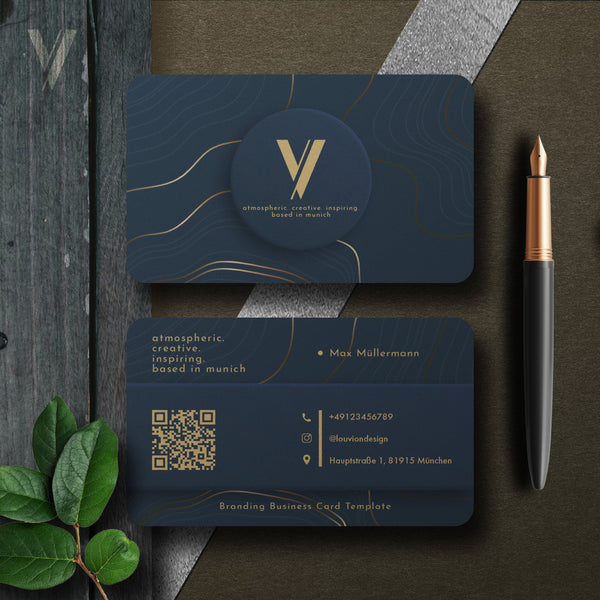Edle Visitenkarten-Vorlage für Canva in Dunkelblau mit QR-Code und goldenen Wellen-Linien für ein modernes Business Design.