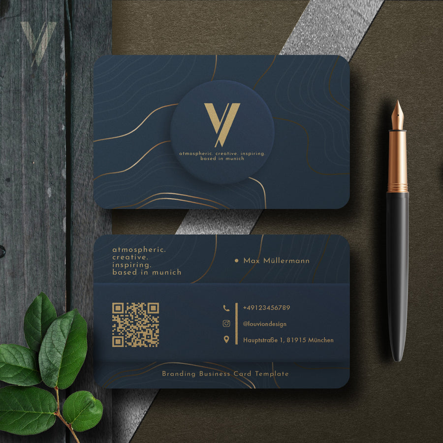 Edle Visitenkarten-Vorlage für Canva in Dunkelblau mit QR-Code und goldenen Wellen-Linien für ein modernes Business Design.