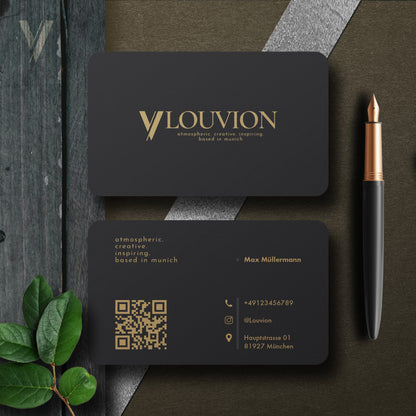 Schwarze Visitenkarten Vorlage für Canva mit goldenem Logo, QR-Code und Business Design Mockup auf edlem Holzhintergrund.