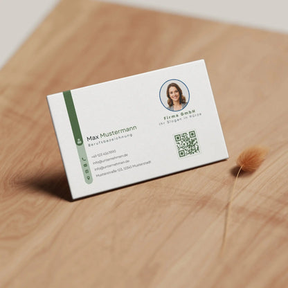 Visitenkarten Vorlage für Canva mit Vorder- und Rückseite auf Holzoberfläche, QR-Code, Logo und Profilbild – Louvion.de