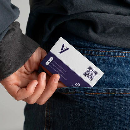 Visitenkarten Vorlage in Lila im praktischen Taschenformat mit QR-Code und Logo für Selbstständige und Unternehmen, Louvion.de
