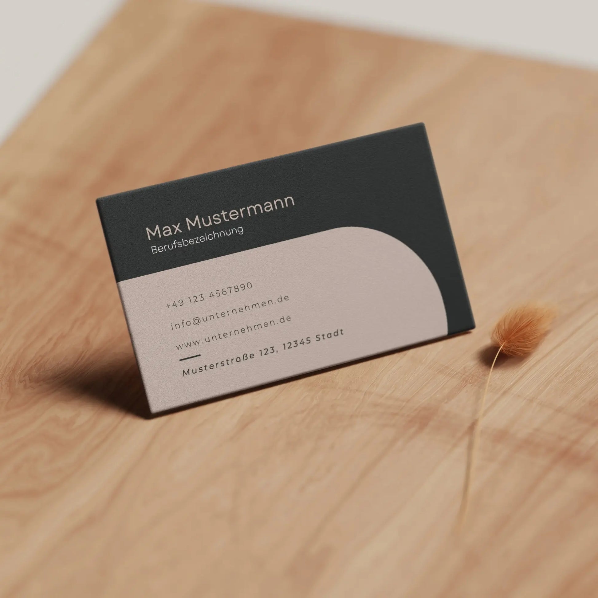 Visitenkarten Vorlage in Schwarz und Beige als digitale Canva Vorlage mit modernem Layout für professionelle Geschäftskarten – Louvion.de