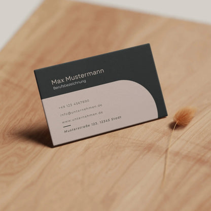Visitenkarten Vorlage in Schwarz und Beige als digitale Canva Vorlage mit modernem Layout für professionelle Geschäftskarten – Louvion.de