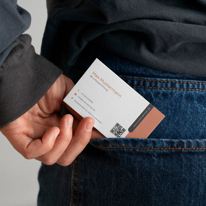 Visitenkarten Vorlage in Terrakotta im praktischen Standardformat mit QR-Code, modernem Layout und personalisierbarem Canva-Design für Europa und USA/Kanada – Louvion.de