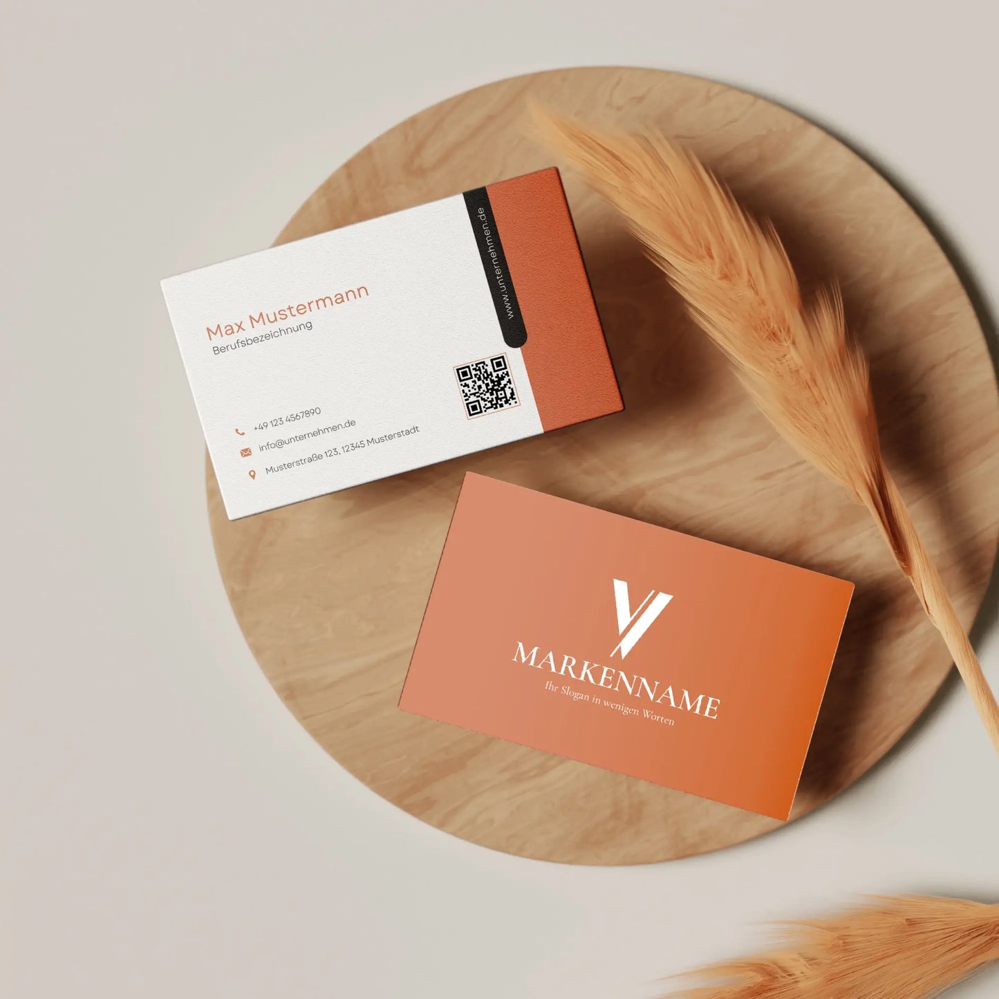 Visitenkarten Vorlage in Terrakotta mit Vorder- und Rückseite, QR-Code, Logo und modernem, personalisierbarem Canva-Design für Europa und USA/Kanada – Louvion.de