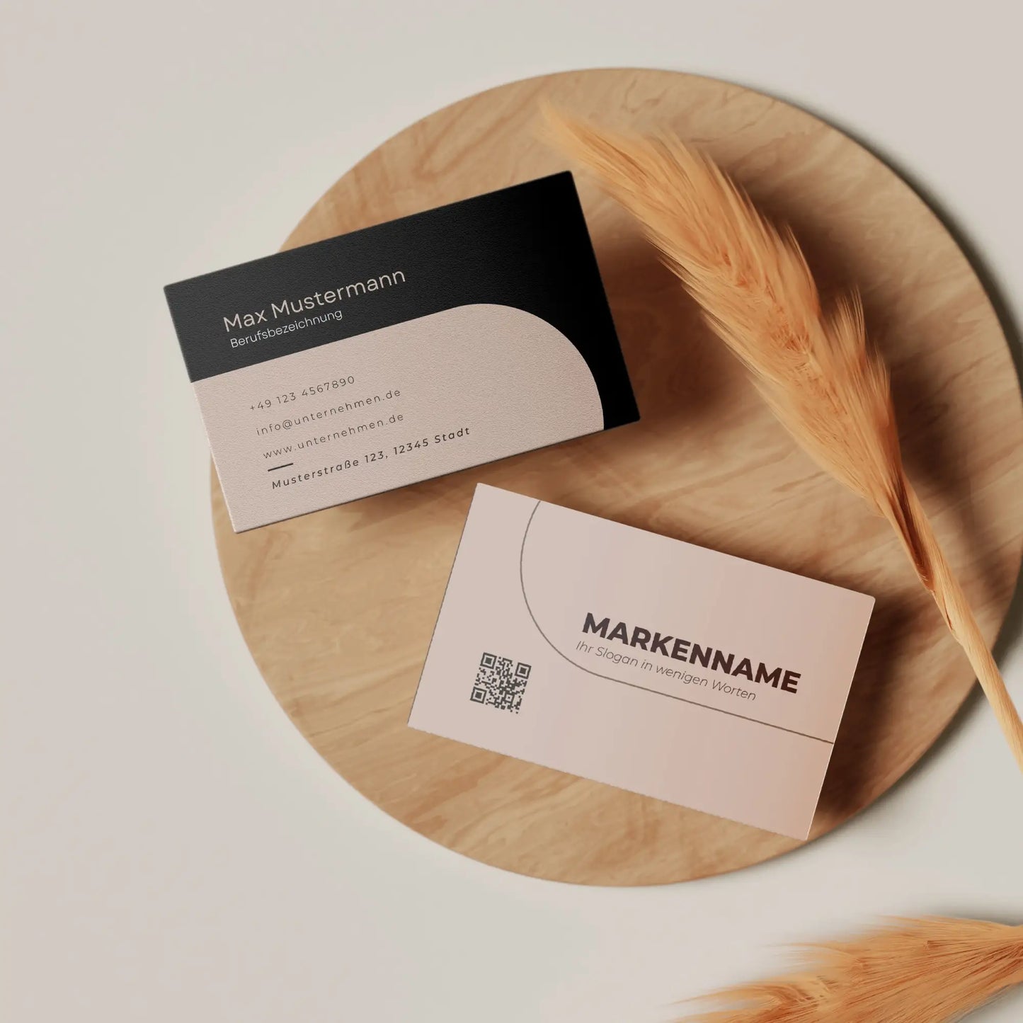 Visitenkarten Vorlage mit Vorder- und Rückseite, QR-Code und Logo in Schwarz und Beige, Canva Vorlage für Europa und USA/Kanada – Louvion.de