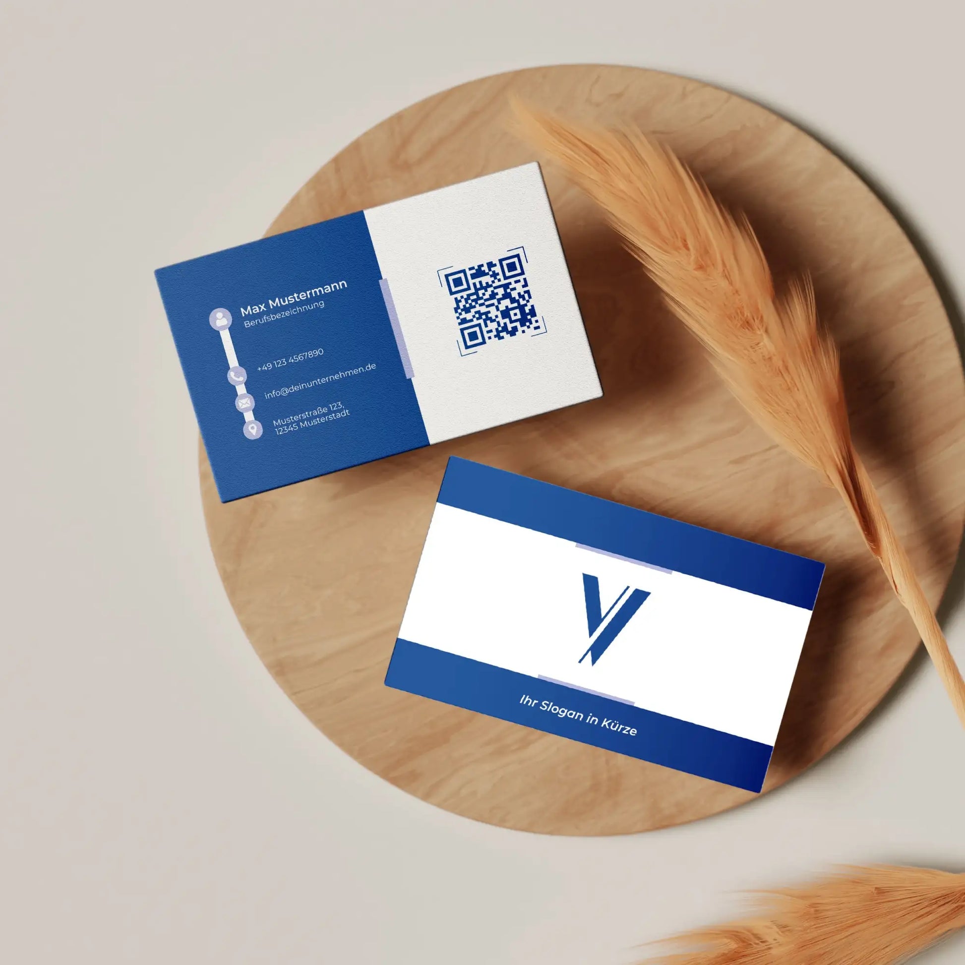 Visitenkarten Vorlage mit Vorder- und Rückseite in Blau auf Holzuntergrund präsentiert, inklusive QR-Code und Logo für Canva, Louvion.de