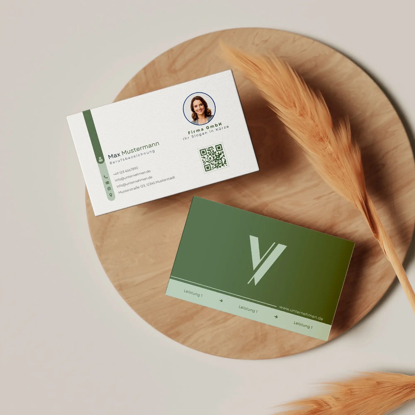 Visitenkarten Vorlage mit Vorder- und Rückseite in Grün auf Holztablett mit Logo, QR-Code und Profilbild – Louvion.de