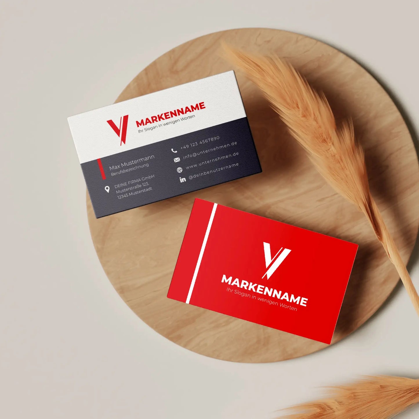 Visitenkarten Vorlage mit Vorder- und Rückseite in Rot und Dunkelgrau für Canva auf dekorativer Holzfläche präsentiert, Louvion.de