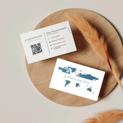Visitenkarten Vorlage mit Vorder- und Rückseite sowie Weltkarten-Design in Weiß und Blau, geeignet für Europa und USA/Kanada, Canva – Louvion.de