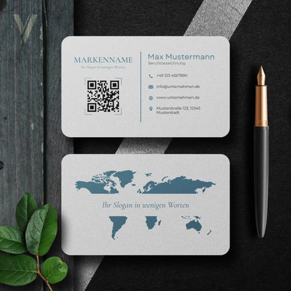 Weiße Visitenkarten Vorlage mit QR-Code, Logo und Kontaktdaten in modernem Blau, Vorder- und Rückseite im europäischen sowie US-Format, personalisierbar in Canva – Louvion.de
