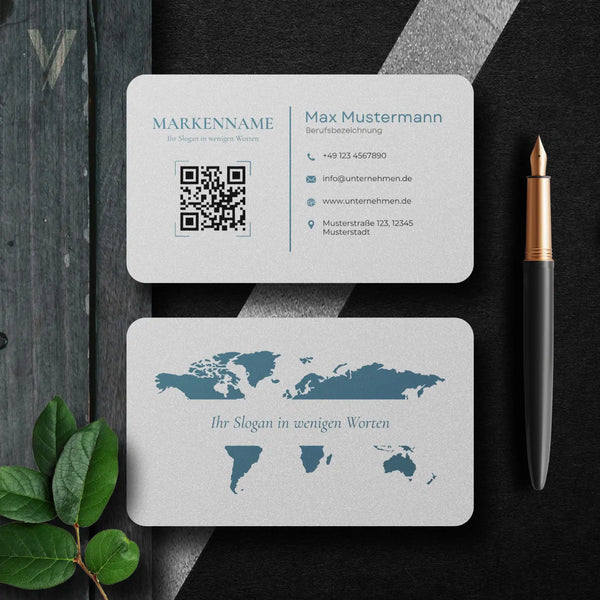Weiße Visitenkarten Vorlage mit QR-Code, Logo und Kontaktdaten in modernem Blau, Vorder- und Rückseite im europäischen sowie US-Format, personalisierbar in Canva – Louvion.de