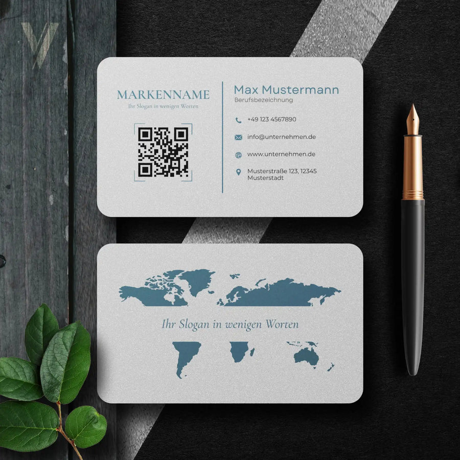 Weiße Visitenkarten Vorlage mit QR-Code, Logo und Kontaktdaten in modernem Blau, Vorder- und Rückseite im europäischen sowie US-Format, personalisierbar in Canva – Louvion.de