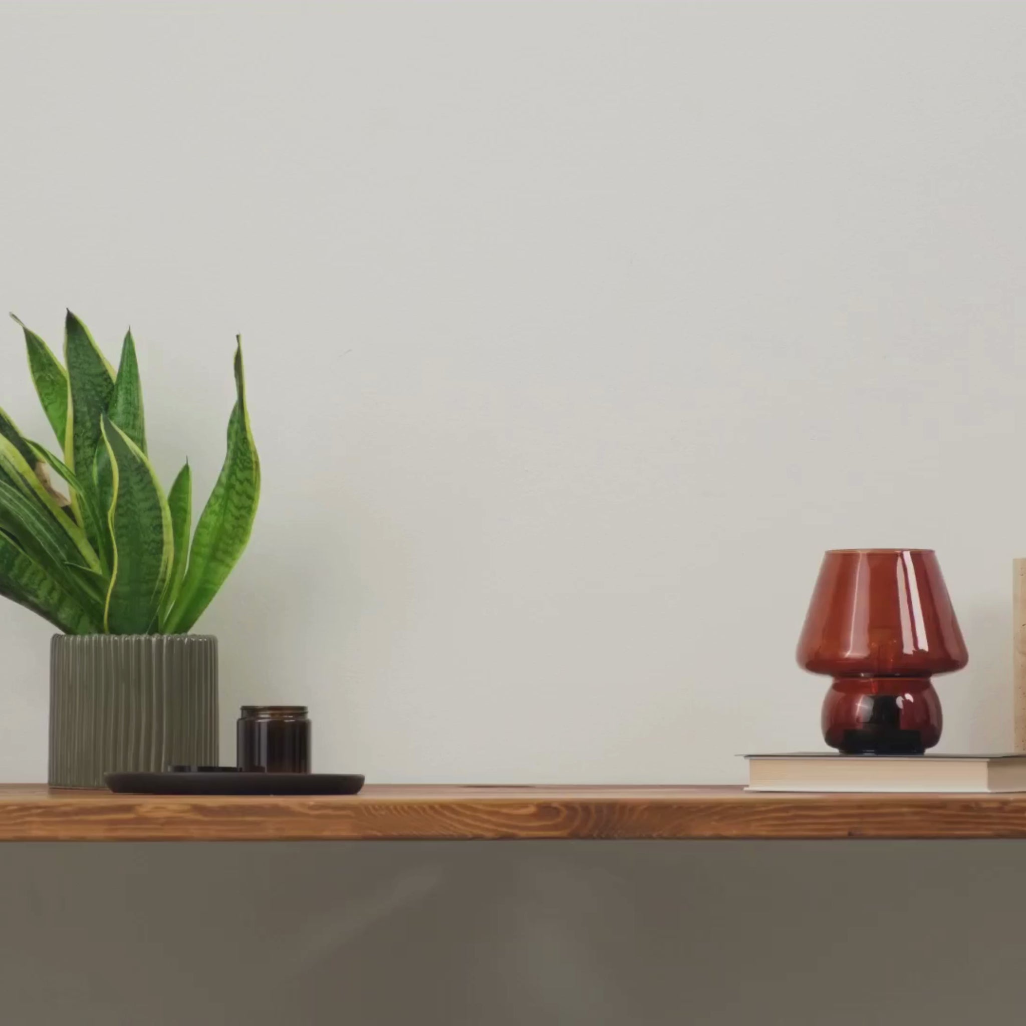 Video: Personalisiertes Matchbook Poster in einem schwarzen Rahmen mit individuellen Fotos, Kassetten-Motiv und modernen Grafiken.
